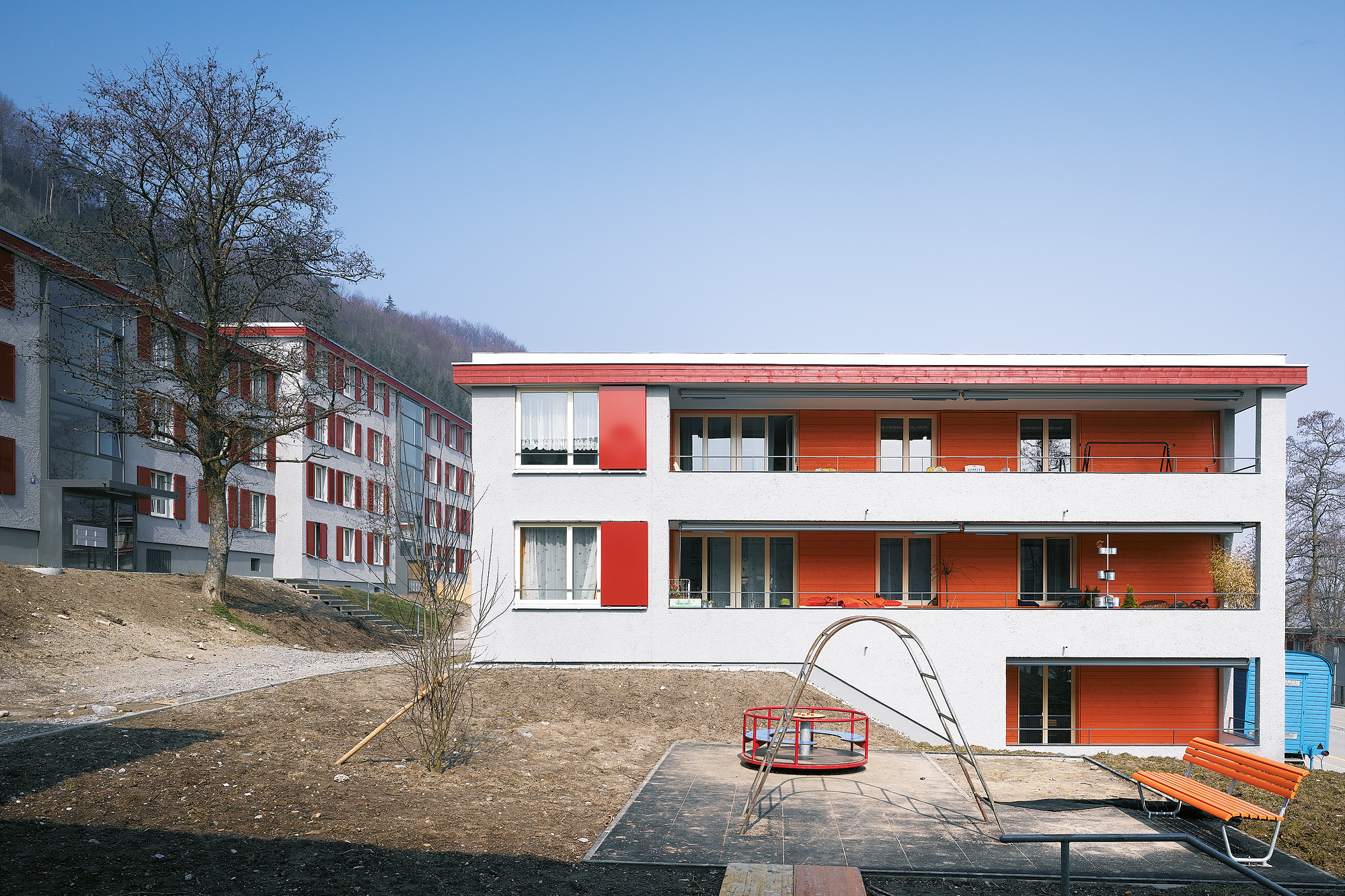 Blick von Süden auf die neue Balkon- und Zimmerschicht (© Hannes Henz, Zürich)